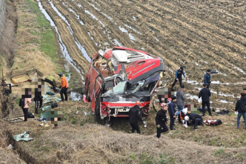 45인승 통근버스, 10m 아래 논으로 추락…20여명 부상