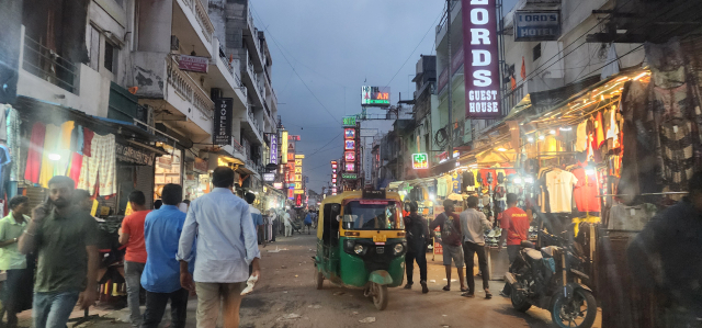 구시가지 골목은 오토릭샤가 경적을 울리고, 노점상에는 과일과 향신료가 가득하다.