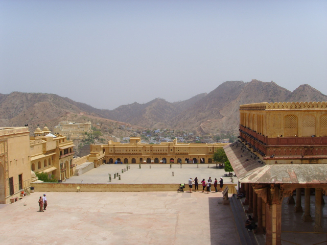 붉은 사암으로 17세기 지어진 레드포트는 무굴제국의 성벽으로, 델리의 역사와 제국의 위엄을 보여준다.