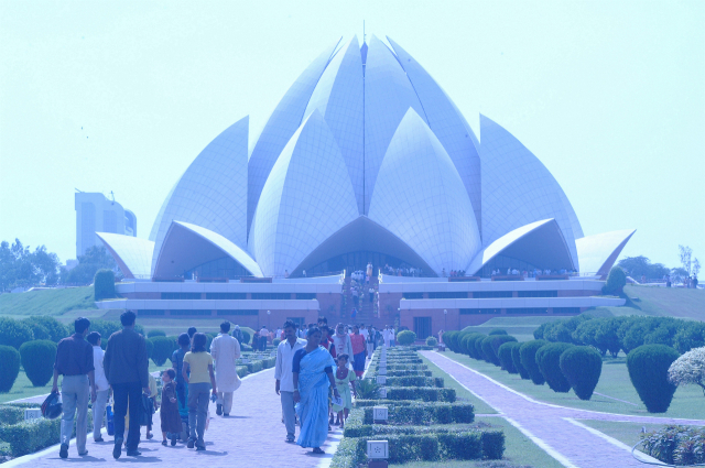 로투스사원은 연꽃 모양의 독특한 건축미가 돋보이는 바하이교 사원.