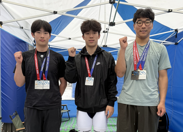 2026 트랙 아시아주니어선수권대회에서 수상을 차지한 제일고 사이클부 선수들이 파이팅을 외치고 있다(왼쪽부터 김세원, 김국영, 우윤석 학생). 제일고 제공