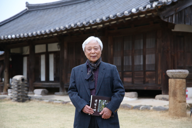 최채량 옹이 충의당 건물 앞에서 포즈를 취하고 있다. 김도훈 기자