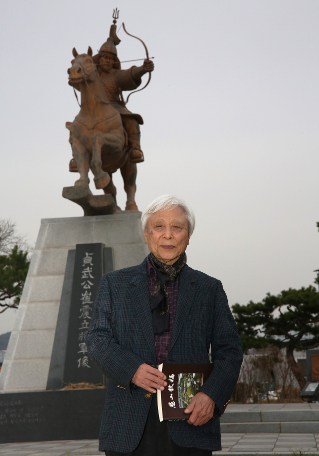 최채량 옹이 정무공 최진립 장군 동상 앞에서 포즈를 취하고 있다. 김도훈 기자