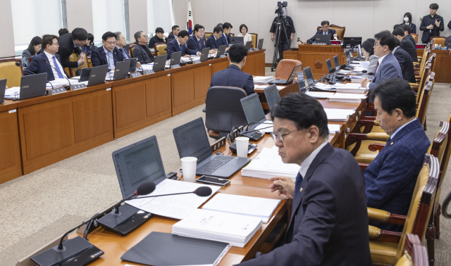 1일 국회에서 열린 국토교통위원회 전체 회의에서 택시월급제 전국 도입 2년 유예안이 의결되고 있다. 연합뉴스