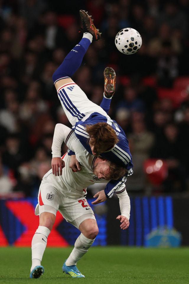 일본 축구대표팀의 세코 아유무가 1일 영국 런던의 웸블리 스타디움에서 열린 평가전 도중 잉글랜드의 재러드 보웬과 헤더 경합을 벌이고 있다. AFP 연합뉴스