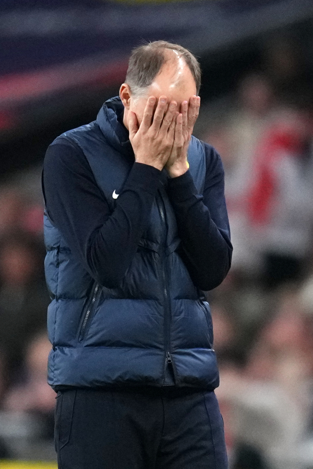 토마스 투헬 잉글랜드 축구대표팀 감독이 1일 영국 런던의 웸블리 스타디움에서 열린 평가전 도중 경기가 풀리지 않자 아쉬워하고 있다. AP 연합뉴스