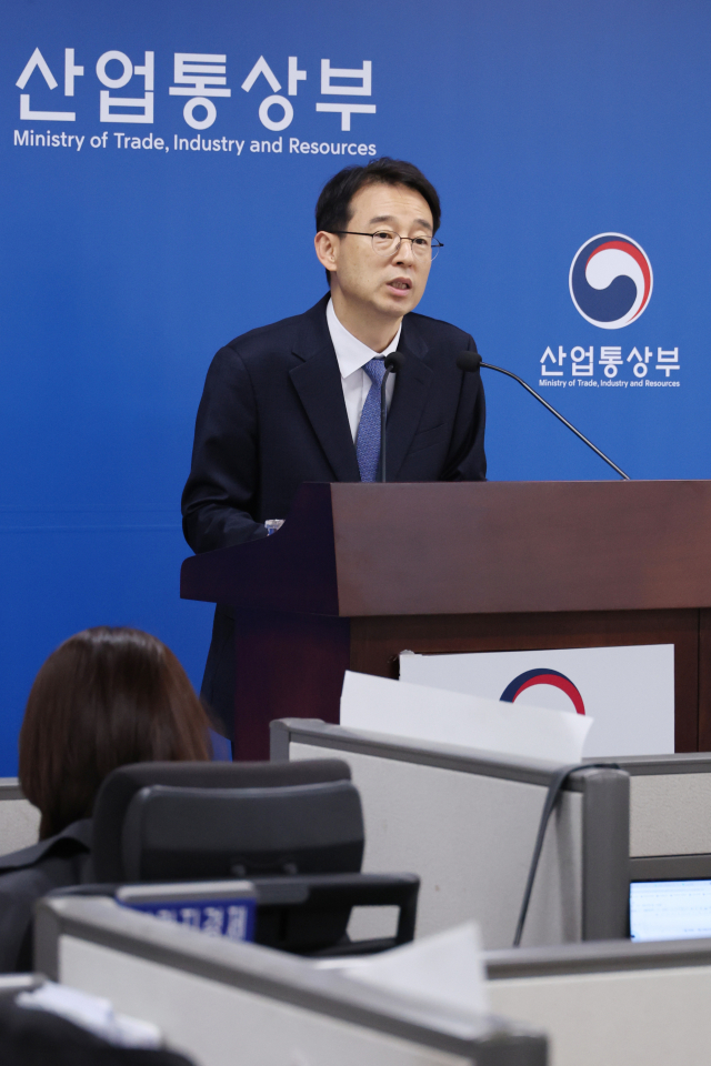 강감찬 산업통상부 무역투자실장이 1일 세종시 정부세종청사에서 3월 수출입 동향을 발표하고 있다. 3월 수출은 