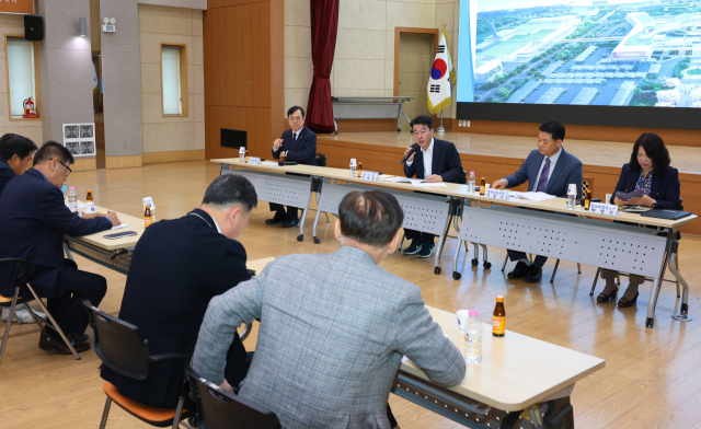 1일 경주시청에서 김긍구 한국전력 국제원자력대학원대학교 교수,최혁준 경주시장 권한대행, 이동수 경재산업국장,박영숙 원자력정책과장(오른쪽부터)가 i-SMR 유치와 관련해 기자들의 질문에 응답하고 잇다. 경주시 제공