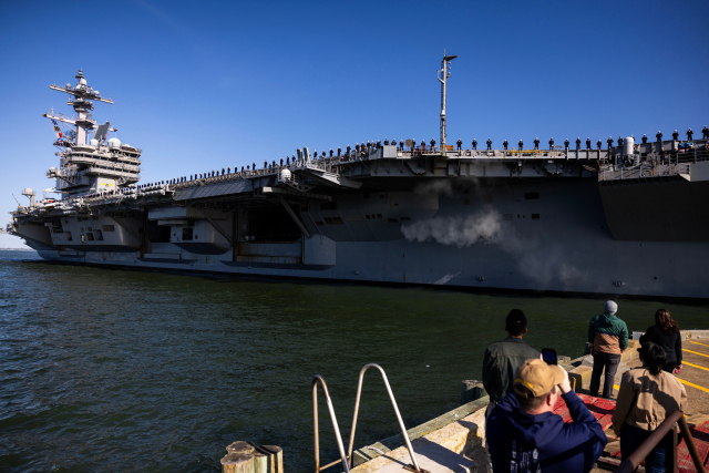 지난달 31일(현지시간) USS 조지 H.W. 부시 항공모함이 버지니아 노퍽 해군기지를 떠나 중동으로 향하는 모습을 가족과 지인들이 지켜보고 있다. AP 연합뉴스