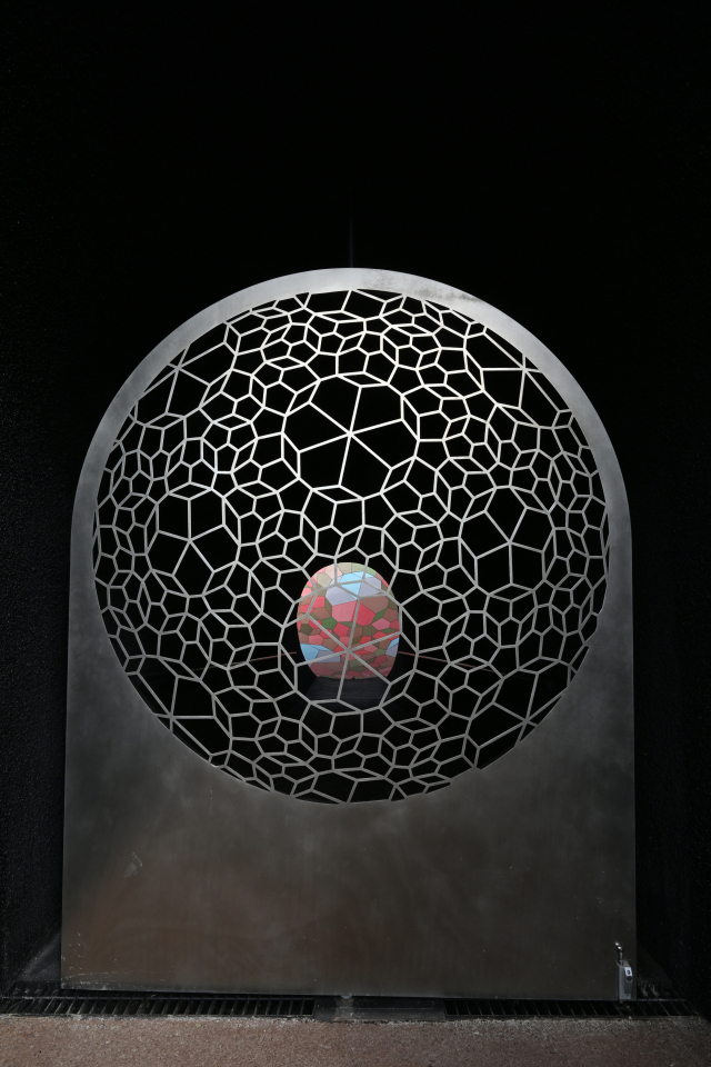 원형 출입문 쪽에서 바라본 내부 타일의 모습.최현배기자