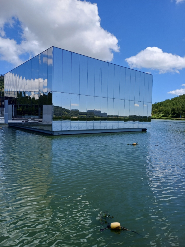 7개의 큐브로 이뤄진 플로팅 뮤지엄은 안좌도 신촌저수지에 떠 있는 물 위의 미술관이다. 신안군 제공
