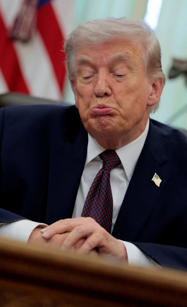 지난달 31일 백악관 집무실에서 우편투표 관련 행정명령 서명식 도중 찡그린 표정을 짓고 있는 도널드 트럼프 미국 대통령. 로이터 연합뉴스