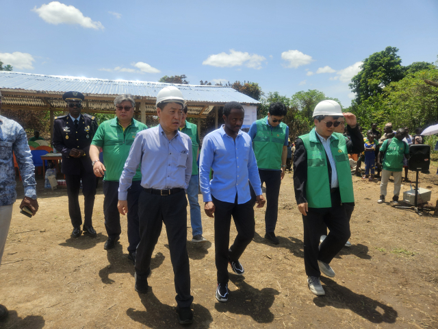 새마을재단은 중앙아프리카공화국 출장단이 중앙아프리카공화국 국무총리를 예방하고, 현지 새마을사업 추진 및 협력 확대 방안에 대해 논의했다. 새마을재단 제공