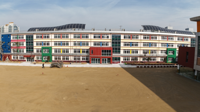 대구 대명초등학교는 1953년 개교 이후 70여 년 만에 노후화된 기존 교사동 2곳을 전면 리모델링했다. 