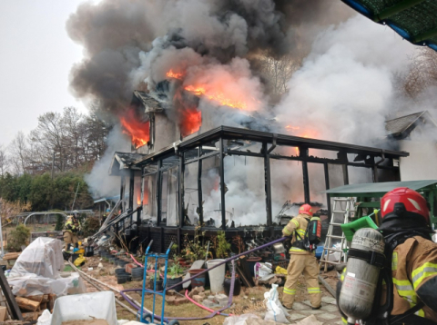 포항 단독주택서 화재…불 타 숨진 시신 1구 발견돼