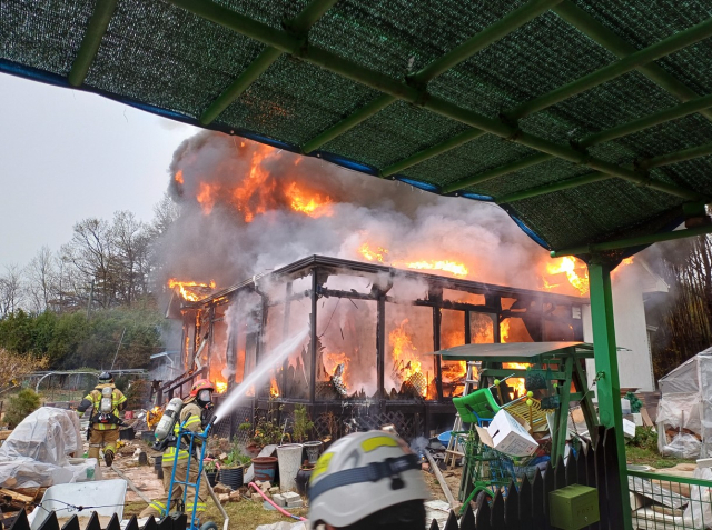 1일 오후 포항시 북구 기계면 한 단독주택에서 발생한 화재를 소방대원들이 진화하고 있다. 경북소방본부 제공