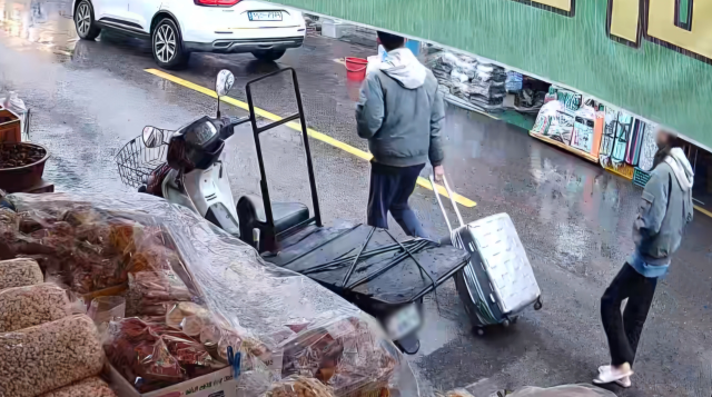 장모의 시신 들었나…캐리어 끌고 가는 사위와 딸