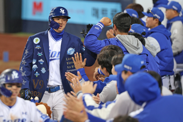 삼성 라이온즈의 구자욱이 1일 대구에서 열린 두산 베어스와의 프로야구 경기 6회말 2점 홈런을 친 뒤 덕아웃으로 들어오자 동료들이 반겨주고 있다. 삼성 제공
