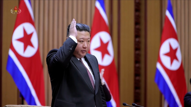 북한은 지난 22일 김정은 국무위원장이 참석한 가운데 평양에서 최고인민회의 제15기 1차 회의를 열고 김정은을 국무위원장으로 재추대했다고 조선중앙TV가 23일 보도했다. 연합뉴스