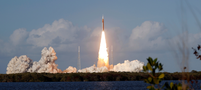 54년 만에 인류, 달 향해 날아올랐다…아르테미스 2호 발사