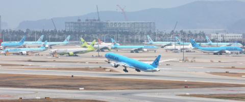 고유가·고환율 덮친 항공株…비용 급등 속 수요로 버틴다