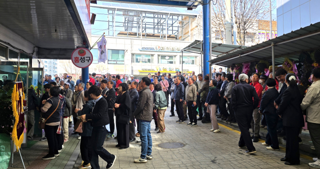 홍성구 봉화군수 예비후보가 지난달 28일 선거사무소 개소식을 열고 본격 선거전에 돌입했다. 이날 행사에는 지지자 400여 명이 참석해 출정식을 방불케 하는 열기를 보였다. 홍성구 후보 선거캠프 제공