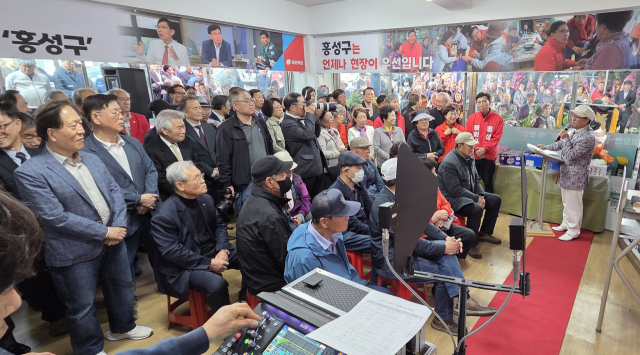 홍성구 봉화군수 예비후보가 지난달 28일 선거사무소 개소식을 열고 본격 선거전에 돌입했다. 이날 행사에는 지지자 400여 명이 참석해 출정식을 방불케 하는 열기를 보였다. 홍성구 후보 선거캠프 제공