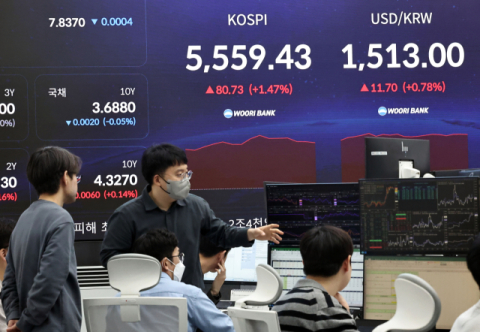 트럼프 '석기시대' 발언에 환율 1520원 돌파…코스피도 하락 전환