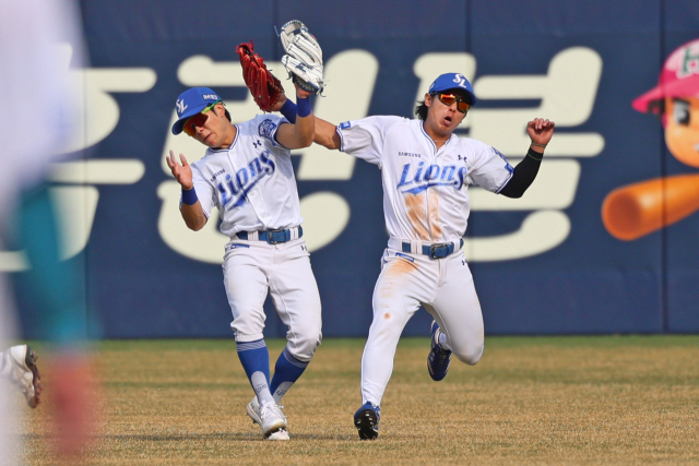 삼성 라이온즈의 김지찬(왼쪽)과 김성윤이 외야 타구를 잡으려다 엉키는 모습. 삼성 제공