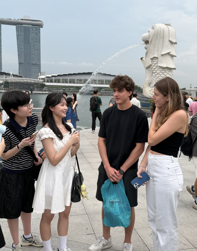 경북외국어고등학교 학생들이 싱가포르 현지에서 한국과 싱가포르 간 비교문화 보고서 작성을 위해 직접 외국인과 현장 인터뷰를 진행하고 있다. 경북외고 제공