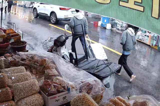 사진은 지난 18일 이들 부부가 캐리어를 끌고 중구 주거지에서 신천으로 이동하는 모습이 담긴 폐쇄회로TV 영상 중 일부. 연합뉴스