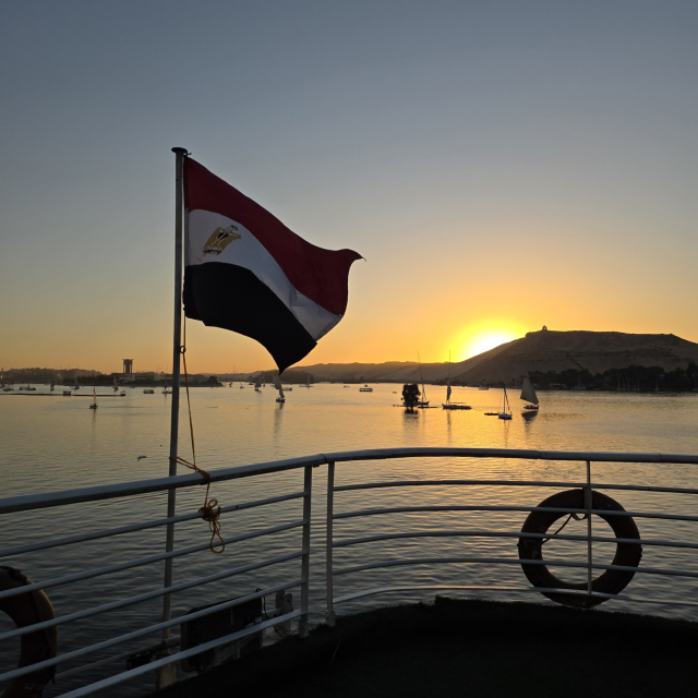 나일강을 붉게 물들이고 있는 석양