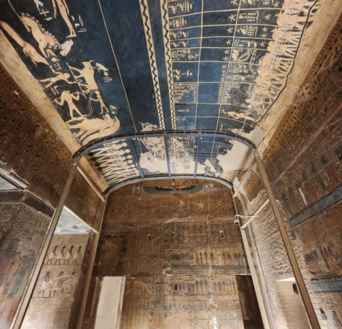 세티1세의 무덤속 독수리 여신 이시스의 푸른 빛