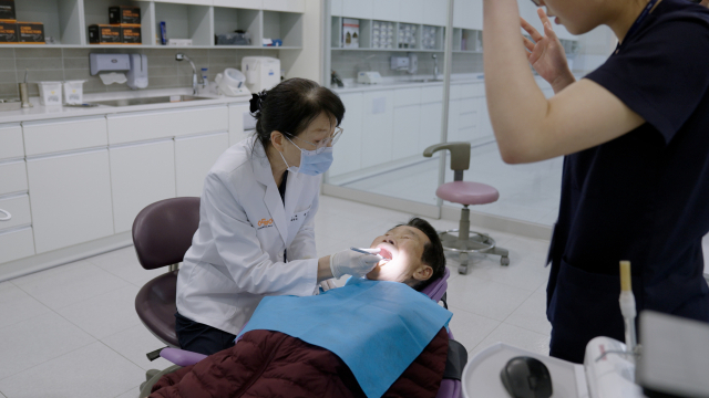 지난달 31일 안동병원이 경북 최초로 개소한 경북 권역장애인구강진료센터에서 환자가 진료를 받고 있다. 안동병원 제공