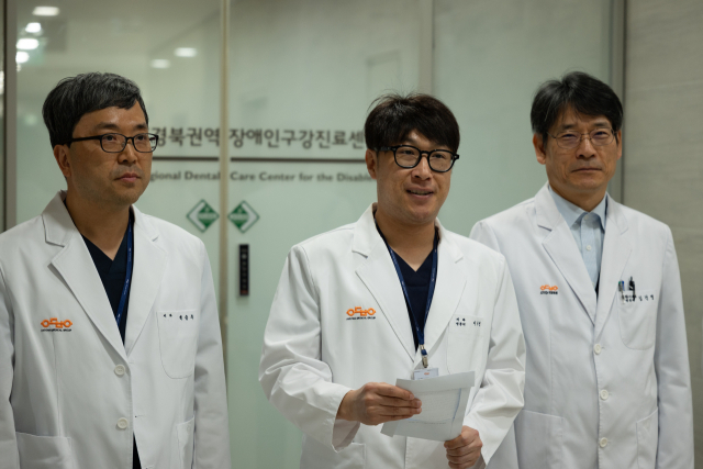 안동병원이 경북 최초로 개소한 경북 권역장애인구강진료센터 개소식에서 의료진들이 관련 내용을 설명하고 있다. 안동병원 제공