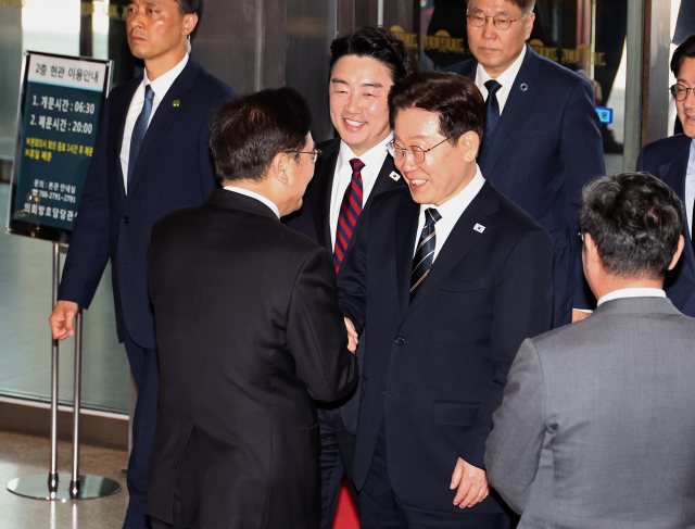 이재명 대통령이 2일 추가경정예산안 시정연설을 하기 위해 국회에 도착, 영접 나온 우원식 국회의장과 인사하고 있다. 연합뉴스