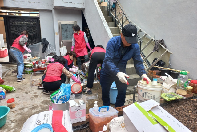안동시자원봉사센터 노인맞춤돌봄서비스는 취약계층 독거어르신 가구를 대상으로 주거환경개선 사업을 실시했다. 안동시자원봉사센터 제공