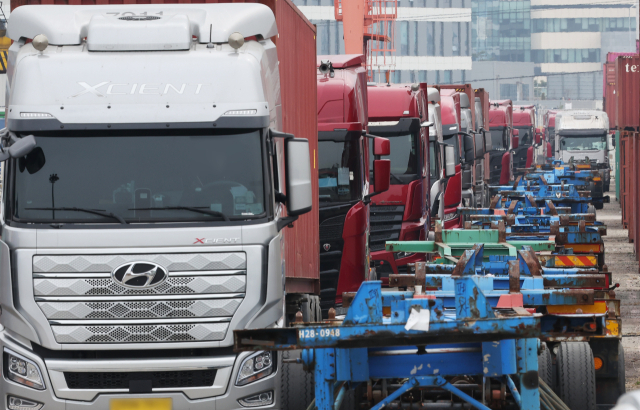 중동 전쟁으로 인한 고유가 상황이 이어지고 있는 30일 경기도 의왕시 내륙컨테이너기지(ICD)에 화물차들이 대기하고 있다. 연합뉴스