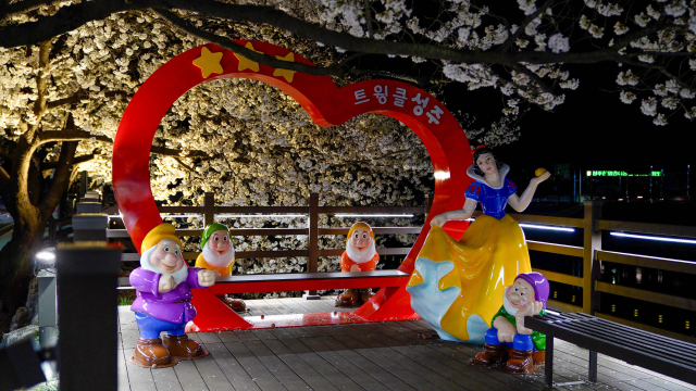 경북 성밖숲 꿀참외 먹고 귀여움 풀 충전한 '백설공주' 