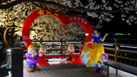 경북 성밖숲 꿀참외 먹고 귀여움 풀 충전한 '백설공주' 