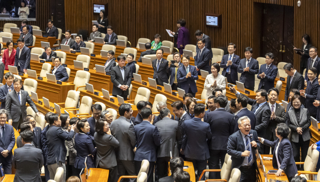 이재명 대통령이 2일 국회에서 2026 추가경정예산안 시정연설을 하기 위해 본회의장에 입장하자 더불어민주당 의원들이 박수치고 있다. 연합뉴스