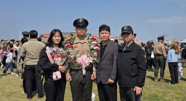 2일 해병대 교육훈련단 연병장에서 해병대 최초 4대 해병 가족이 된 김준영 이병의 가족들이 기념사진을 촬영하고 있다. 해병대 교육훈련단 제공.