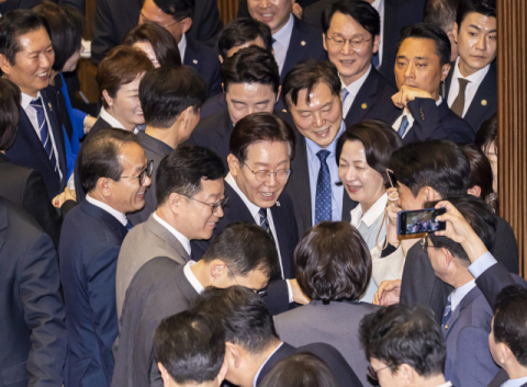 여당은 환호, 야당은 침묵…李대통령, 그래도 악수는 했다