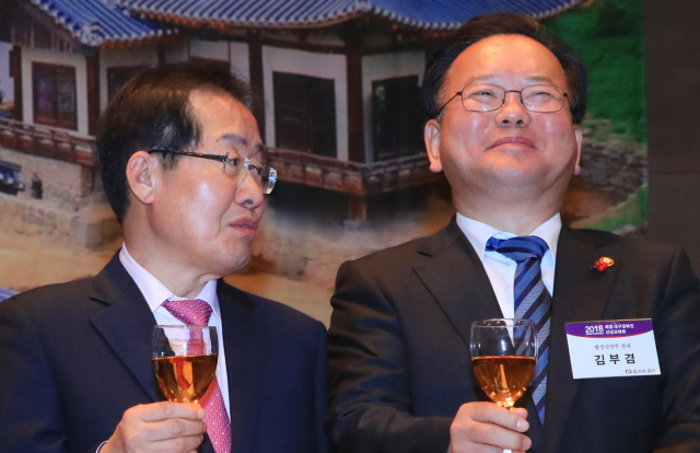 홍준표 전 대구시장과 김부겸 전 국무총리가 2018년 1월 8일 본사 주최 재경 대구-경북인 신년교례회에서 건배를 한 뒤 대화하고 있다. 연합뉴스