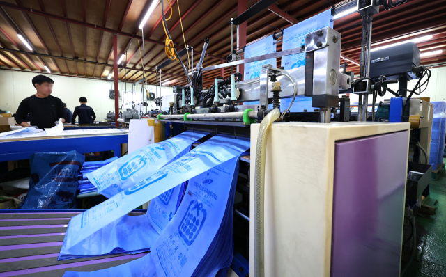 중동 전쟁 장기화로 나프타 등 원료 수급에 어려움을 겪고 있는 가운데 2일 인천 미추홀구의 한 비닐봉투, 종량제 봉투 제조 공장에서 종량제 봉투가 생산되고 있다. 연합뉴스