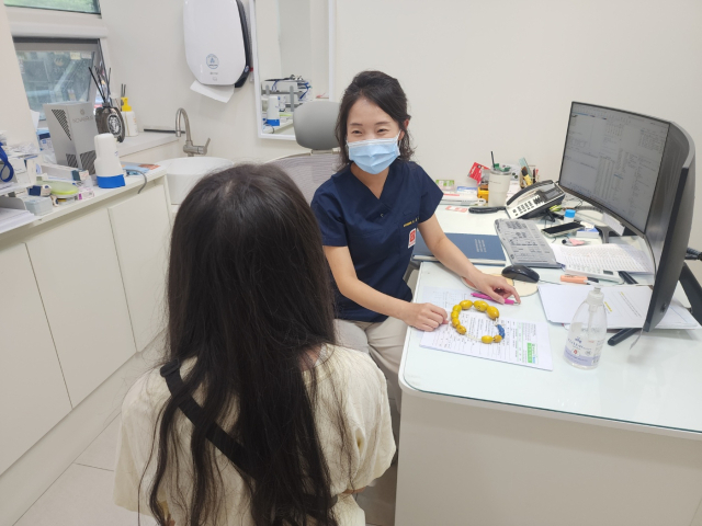 꿈키우다 성장클리닉 이지민 소아내분비 전문의가 키성장 상담을 위해 찾은 아동과 이야기를 나누고 있다.