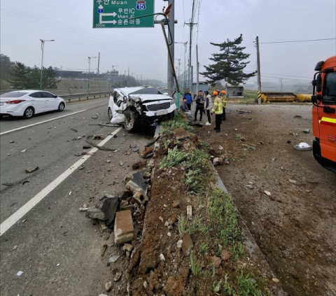 차선 변경하던 카니발 '쾅'…경운기 들이받아 노부부 숨져