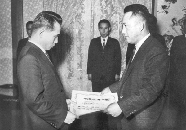 박정희 대통령이 최형섭 초대 KIST 소장에게 임명장을 수여했다(1966년 2월 3일). KIST는 한국의 반도체 산업을 이끈 기초연구와 인력 양성의 산실이었다. 출처 구글이미지
