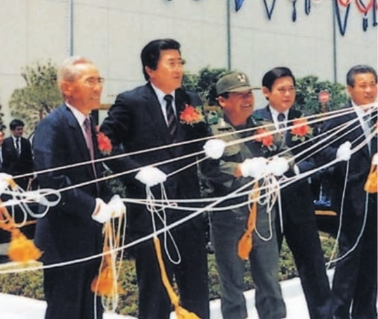 삼성의 기흥 반도체 2라인 공장 준공식 장면. 이 공장은 수도권 정비법에 저촉되어 건설이 불가능했으나, 최고 지도자인 전두환 대통령의 강력한 의지로 추진되었다. 왼쪽 첫 번째가 이병철 회장. 출처 구글이미지