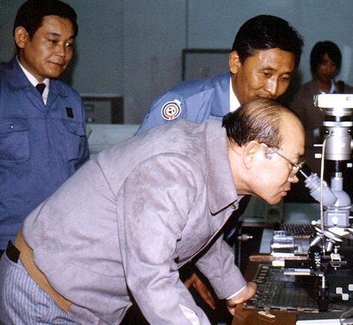 전두환 대통령은 반도체 산업이 한국을 먹여 살릴 산업임을 직감하고 국무회의에서 